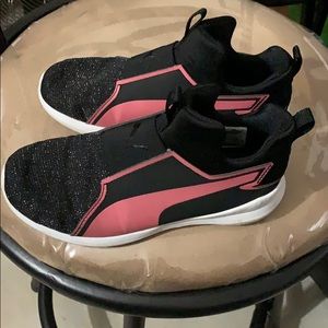 Pumas tennis shoes